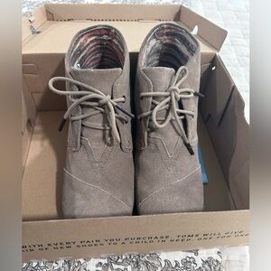 Tom’s Desert Wedge Taupe Suede size 8.5